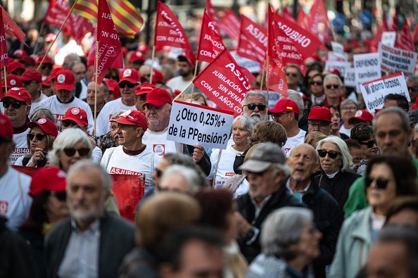 25.000 de oameni au protestat la Madrid pentru apărarea pensiilor publice. Ce promite Pedro Sanchez înaintea alegerilor. FOTO