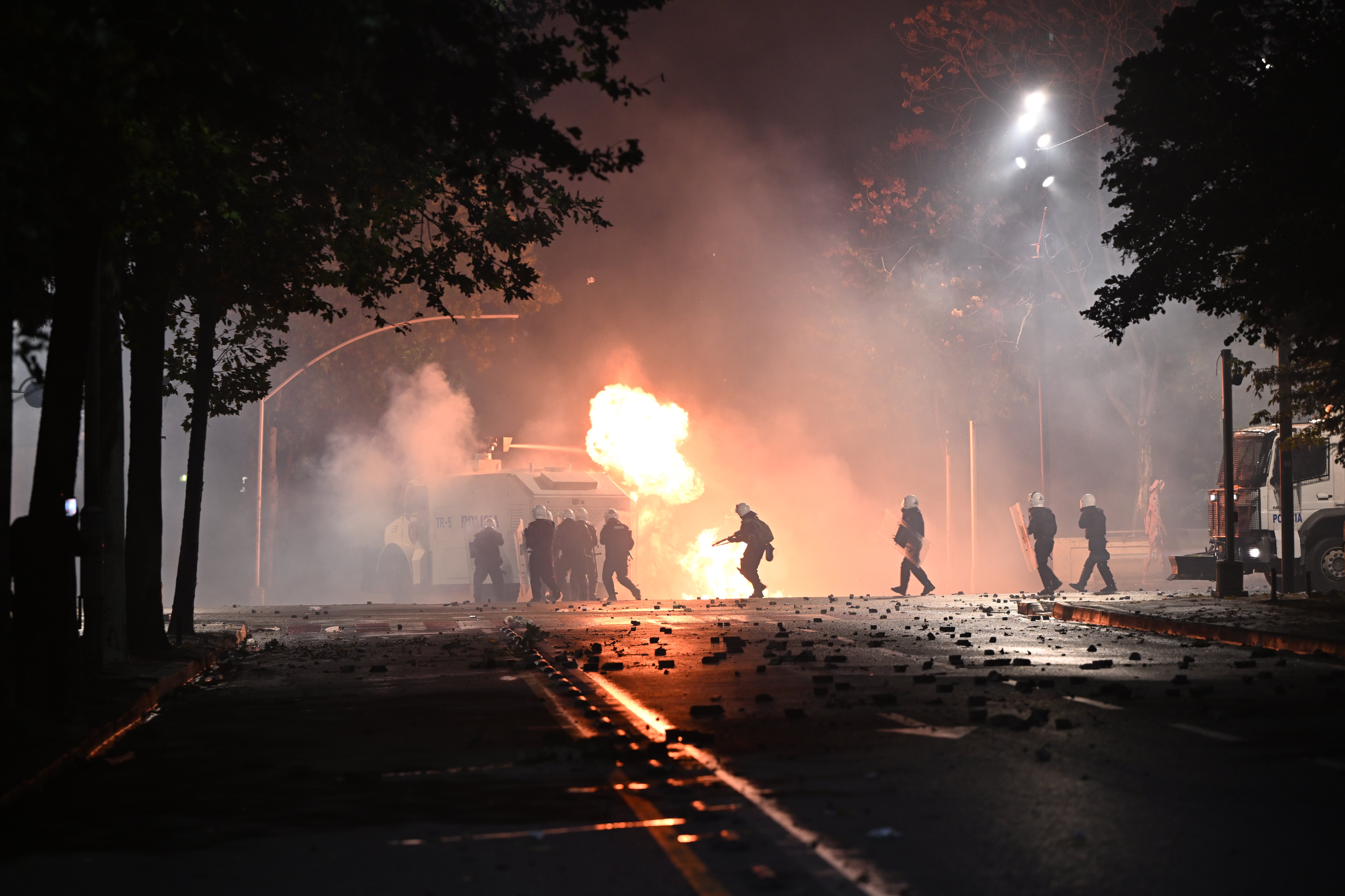 Mii de persoane au protestat la Tirana împotriva corupţiei şi a premierului Edi Rama. GALERIE FOTO