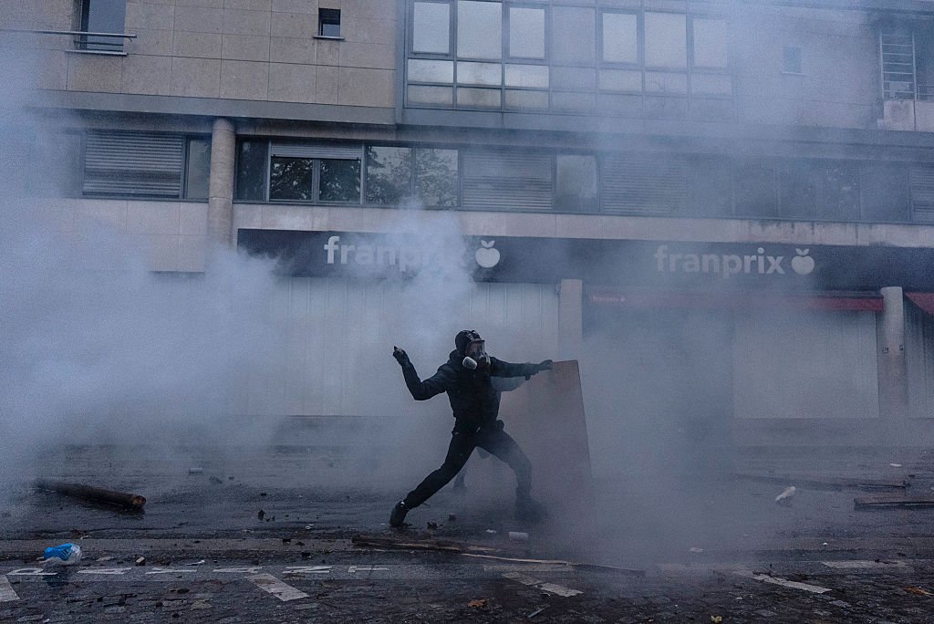 Proteste violente în Franța, Italia și Albania. Autoritățile franceze au reținut peste 1000 de oameni, iar cele italiene 500