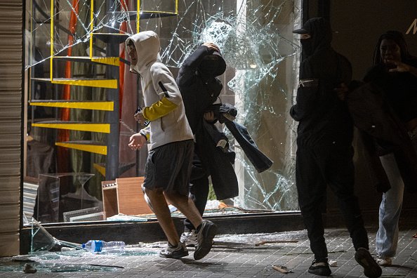 Jafuri și distrugeri în Barcelona. 128 de persoane au fost arestate, dintre care 73 de minori. Mai mulți polițiști au fost răniți. FOTO