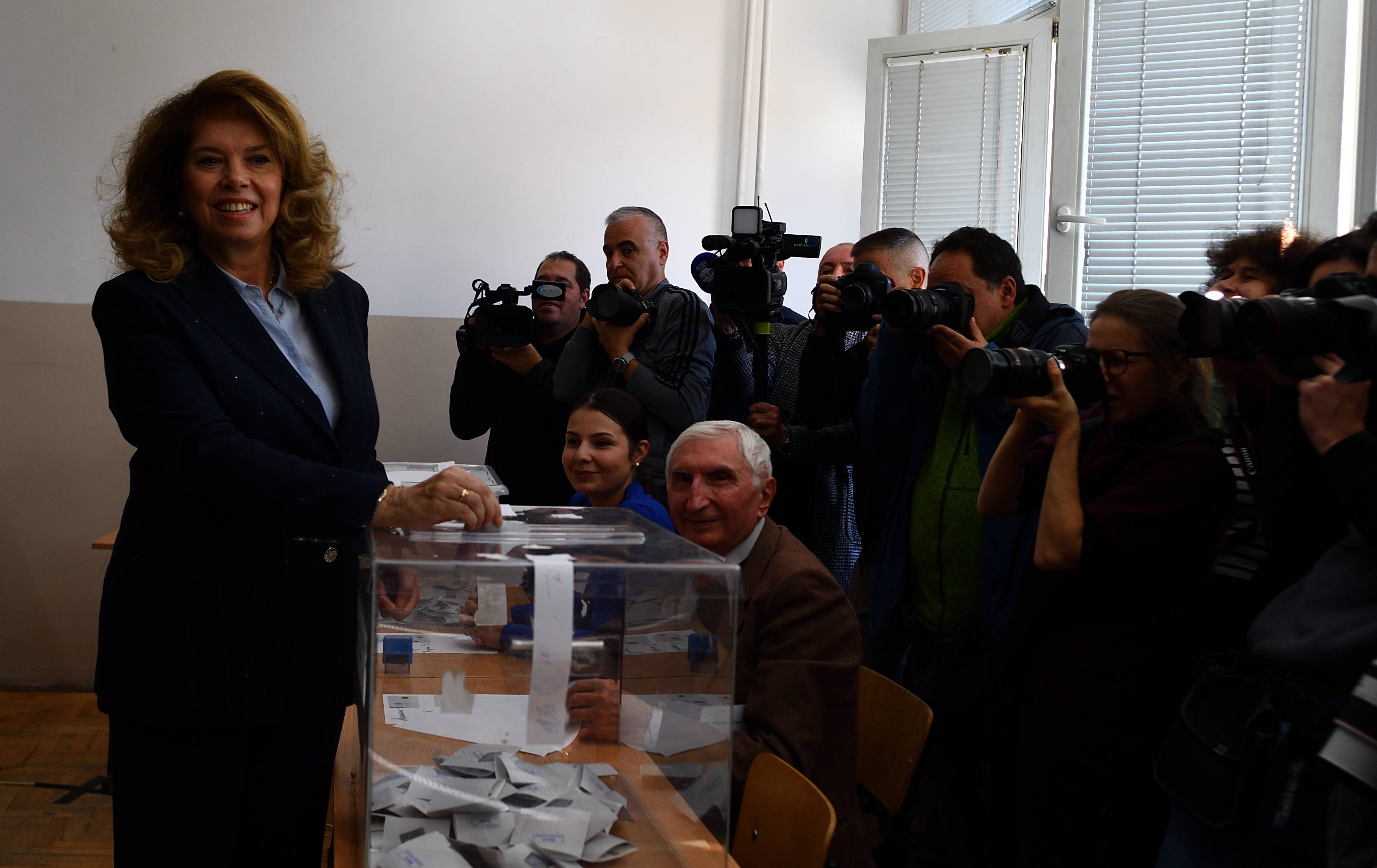 Președinta în exercițiu a câștigat primul tur al prezidențialelor din Bulgaria. Surpriza din turul decisiv