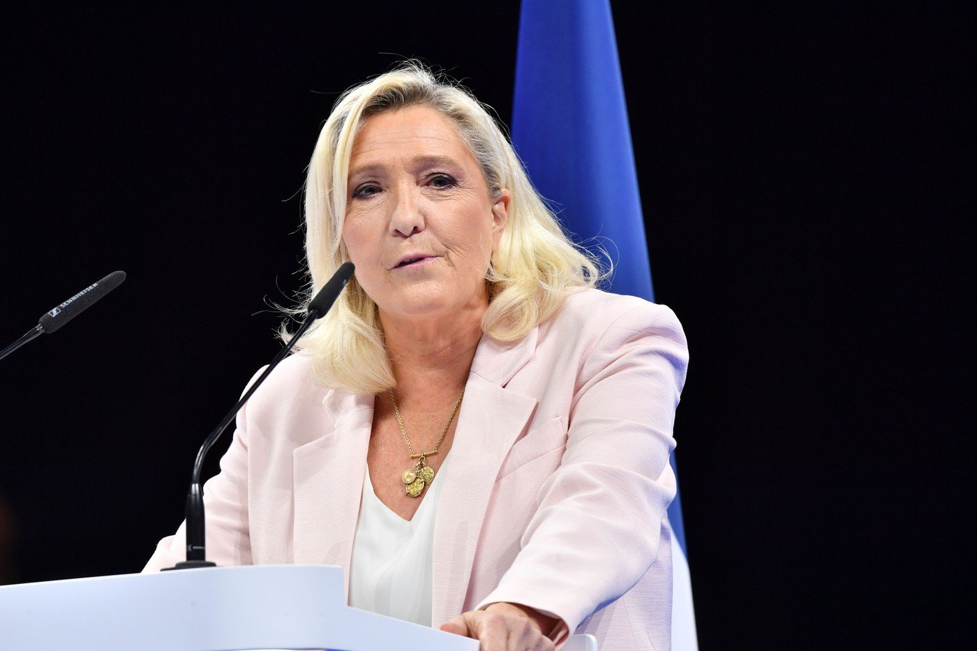 Pe fondul tensiunilor din Franța, Marine Le Pen și-a lansat campania prezidențială cu o promisiune fermă: „Toleranță zero”
