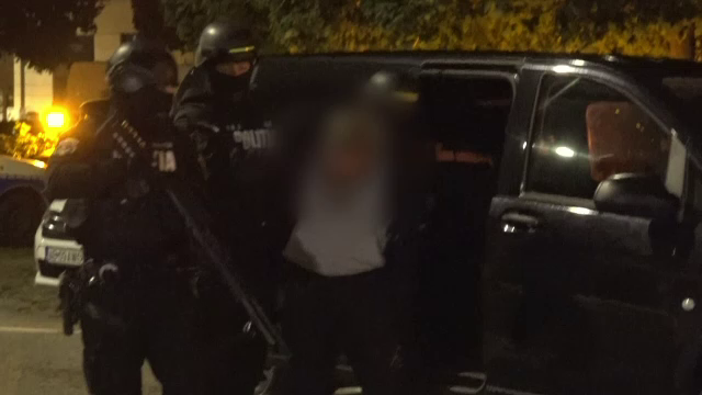 Bărbatul care a intrat cu o armă și o grenadă în sediul Poliției din Alba, arestat pentru 30 de zile. A contestat decizia