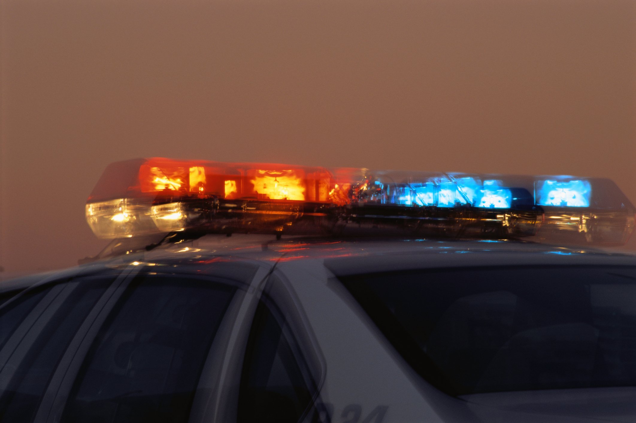 Un copil de 11 ani din Arad a fost dezbrăcat, umilit și filmat de trei adolescenți și un tânăr. Agresorii sunt cercetați