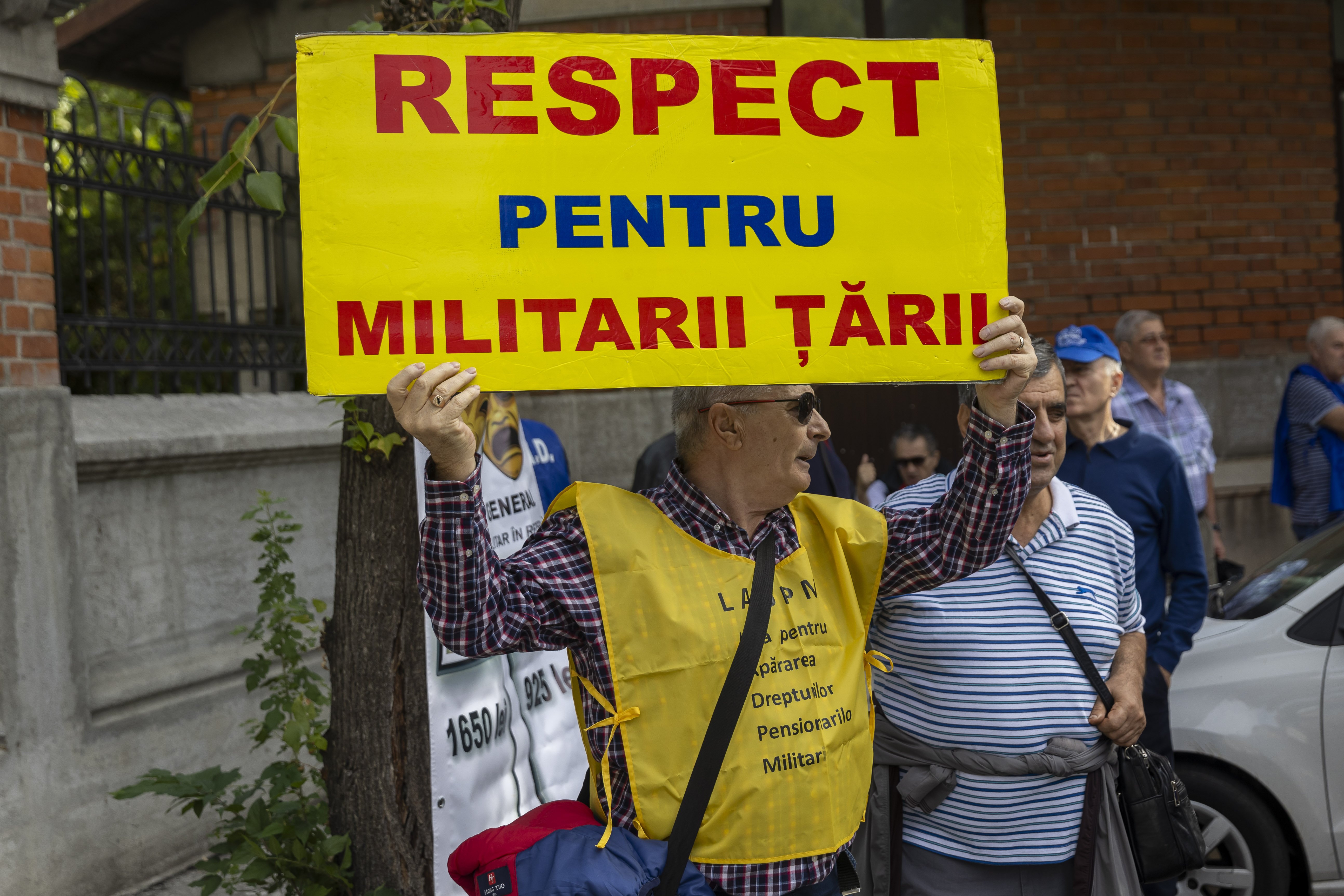Peste 27.000 de pensionari militari ar putea primi banii înapoi pentru impozitul progresiv. Ce prevede proiectul de restituire a sumelor reținute