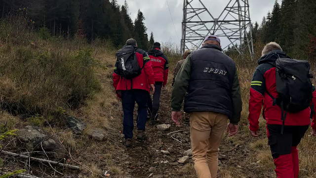 Mobilizare de forțe în munții Harghitei, pentru un bărbat dispărut de la casa de vacanță. Peste 30 de salvatori îl caută