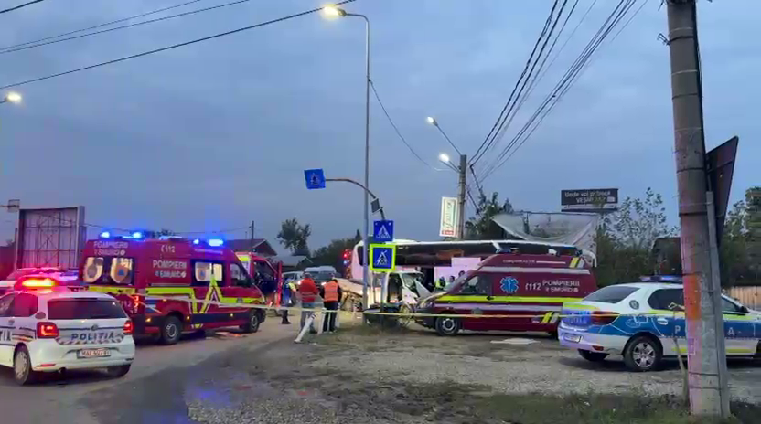 Accident pe DN1, în județul Ilfov. Un autobuz cu 37 de persoane și o autoutilitară s-au ciocnit. Două victime, transportate la spital