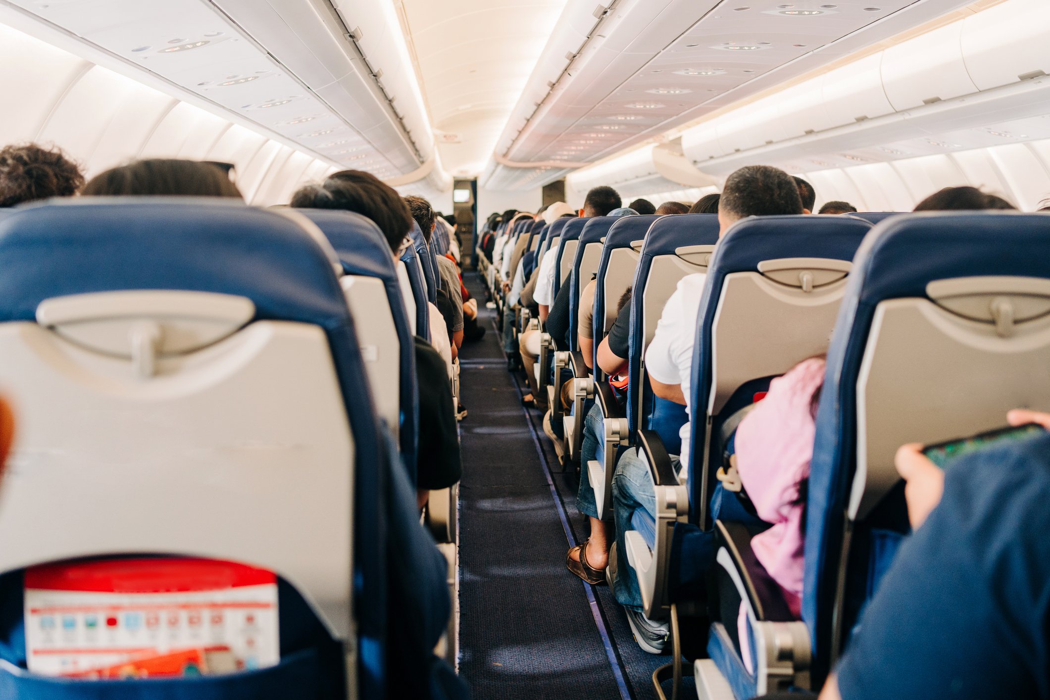 „Amenințări teroriste” la bordul unui zbor United Airlines. Un pasager care ar fi scris că va deturna avionul, arestat