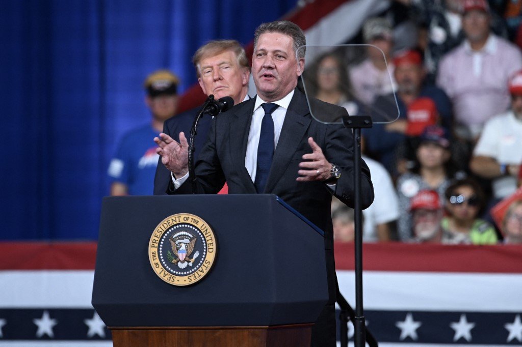 „Tulburător și patetic”: Politicienii germani critică dur prezența șefului Audi la mitingul lui Trump. Ce urmărește în SUA
