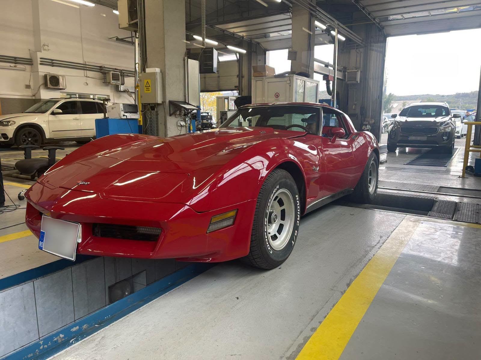 Mașină de colecție, fotografiată de RAR Iași. Un Chevrolet Corvette din 1979 „nu va îmbătrâni niciodată" | GALERIE FOTO