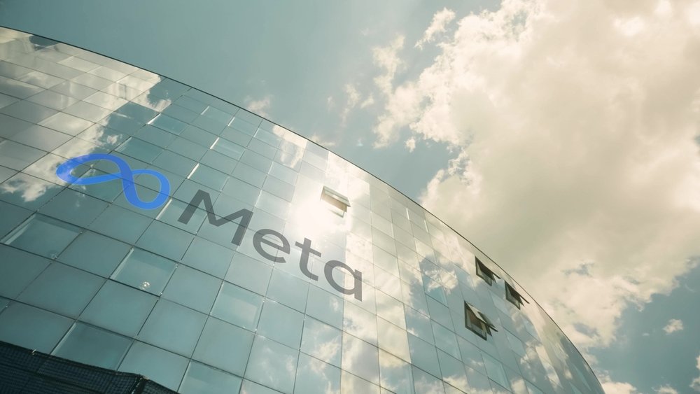 Meta, compania care deține Facebook, acuzată de „piraterie digitală” pentru folosirea articolelor presei britanice în AI