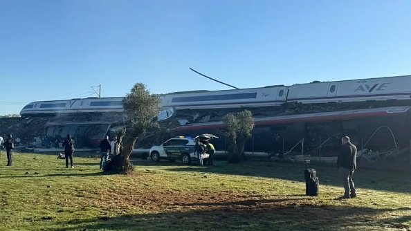 Tragedia feroviară din Spania s-ar fi produs dintr-o greșeală umană. Vagoanele deraiate au fost cuprinse de flăcări. VIDEO