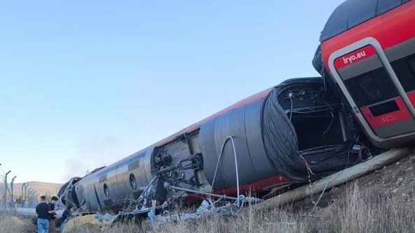 Tragedia feroviară din Spania s-ar fi produs dintr-o greșeală umană. Vagoanele deraiate au fost cuprinse de flăcări. VIDEO