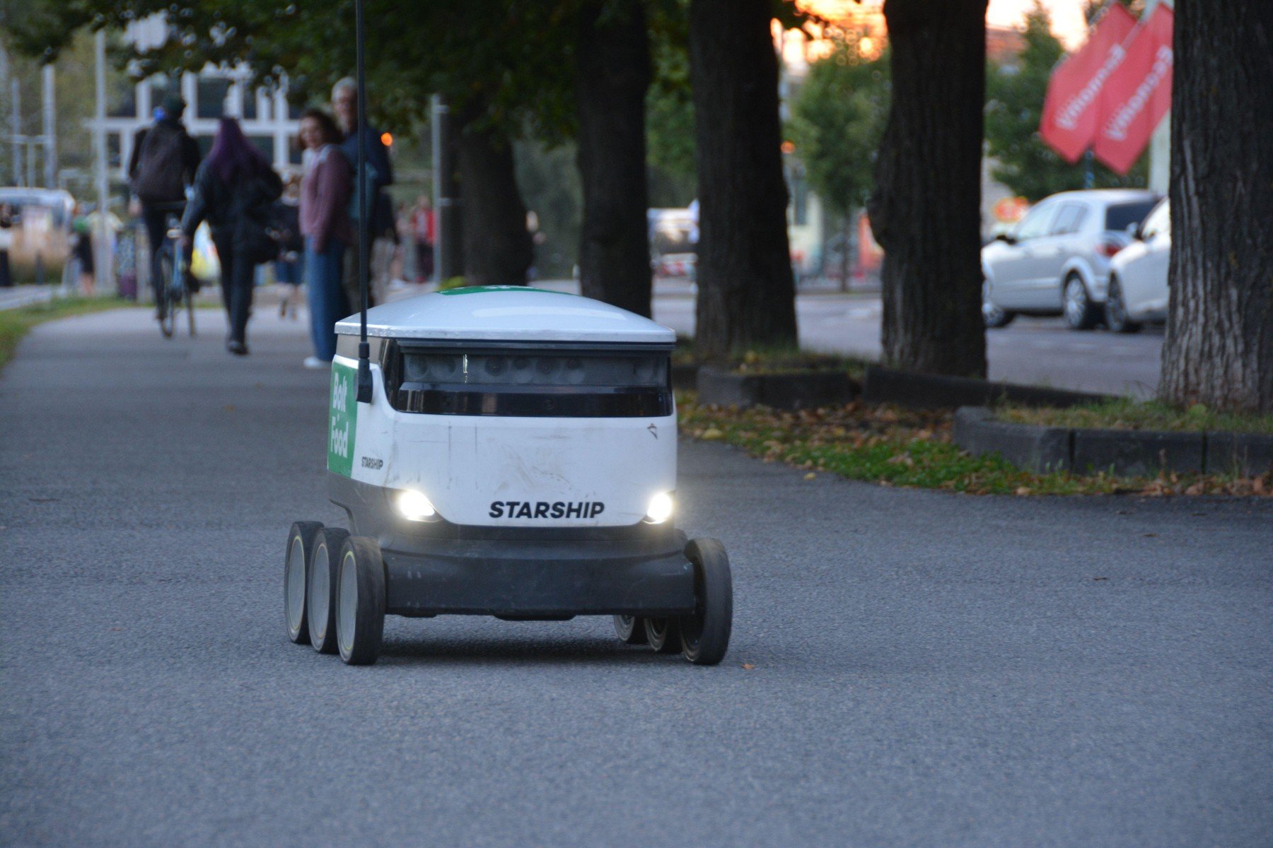 Un robot de livrări a lovit un autobuz în Estonia și a plecat de la locul accidentului. Nouă persoane au fost rănite
