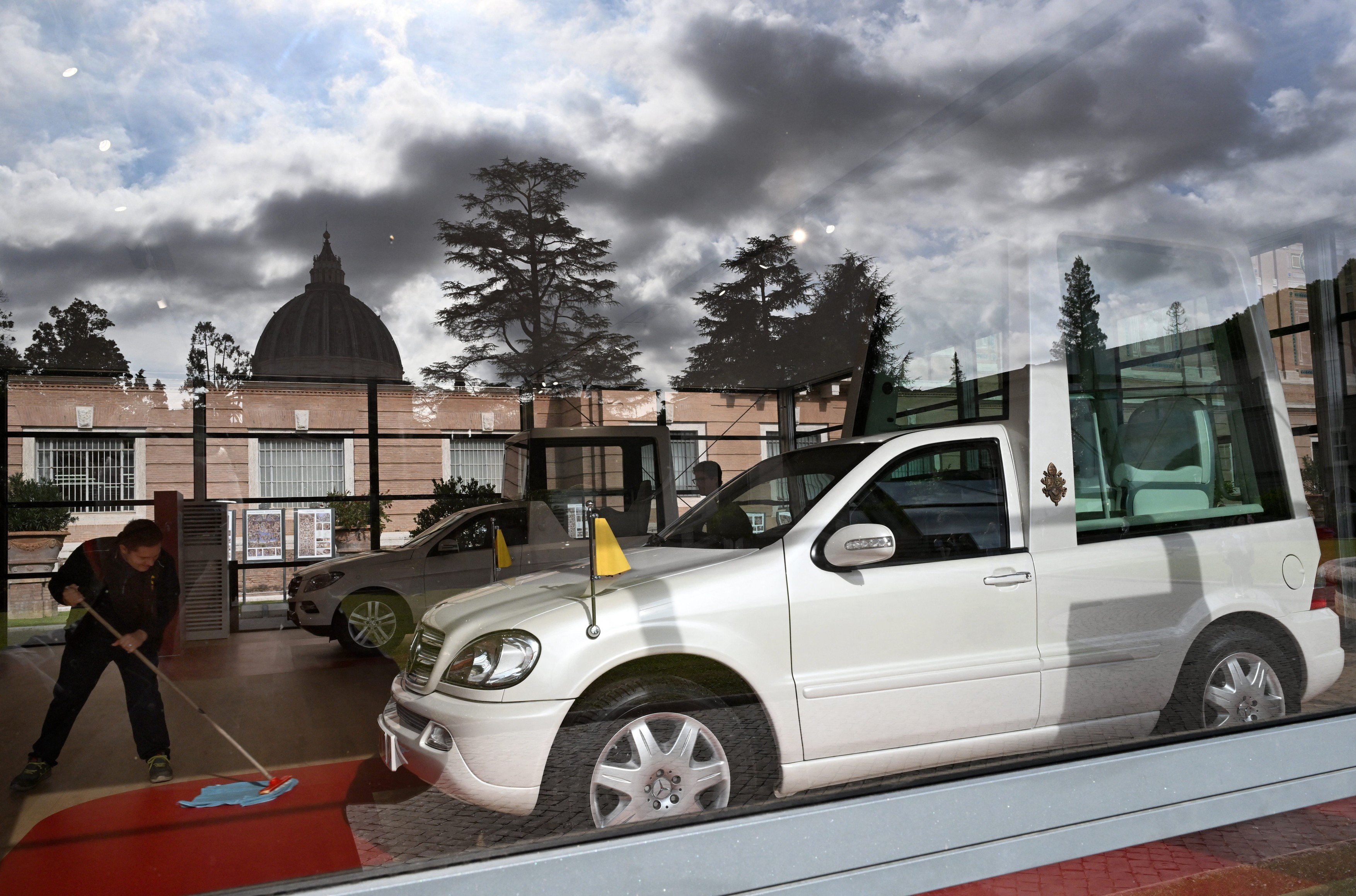 Vaticanul organizează o expoziție dedicată papamobilului, cu opt modele Mercedes-Benz folosite de papi începând din 1930