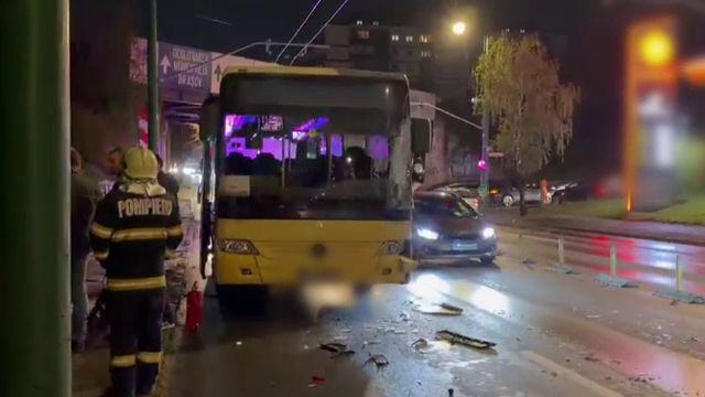 O ambulanță a lovit o mașină și apoi un autocar, pe o stradă din Brașov. O gravidă se afla în autospecială