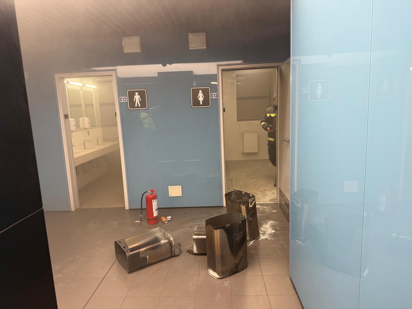 Incendiu la Aeroportul Henri Coandă, între terminalele Sosiri și Plecări. Suspectă este o femeie