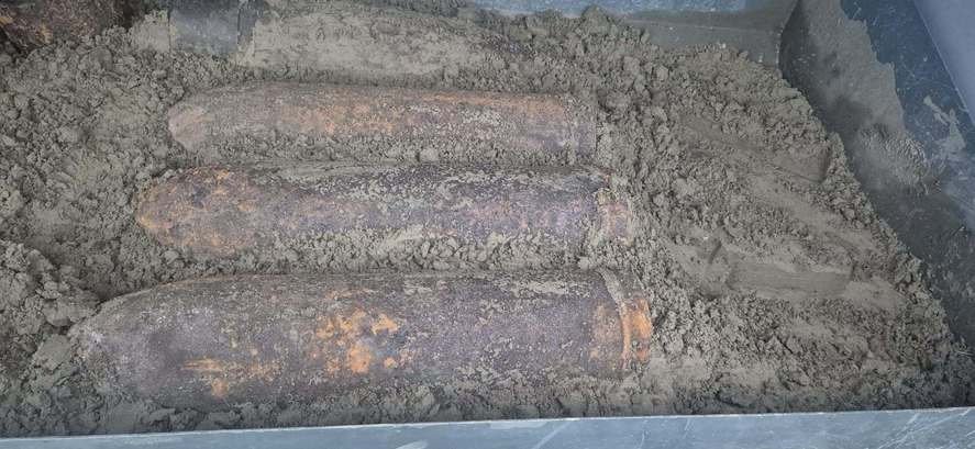 Patru proiectile explozive, descoperite în județul Iași. Trei dintre ele au fost găsite pe traseul Autostrăzii A8