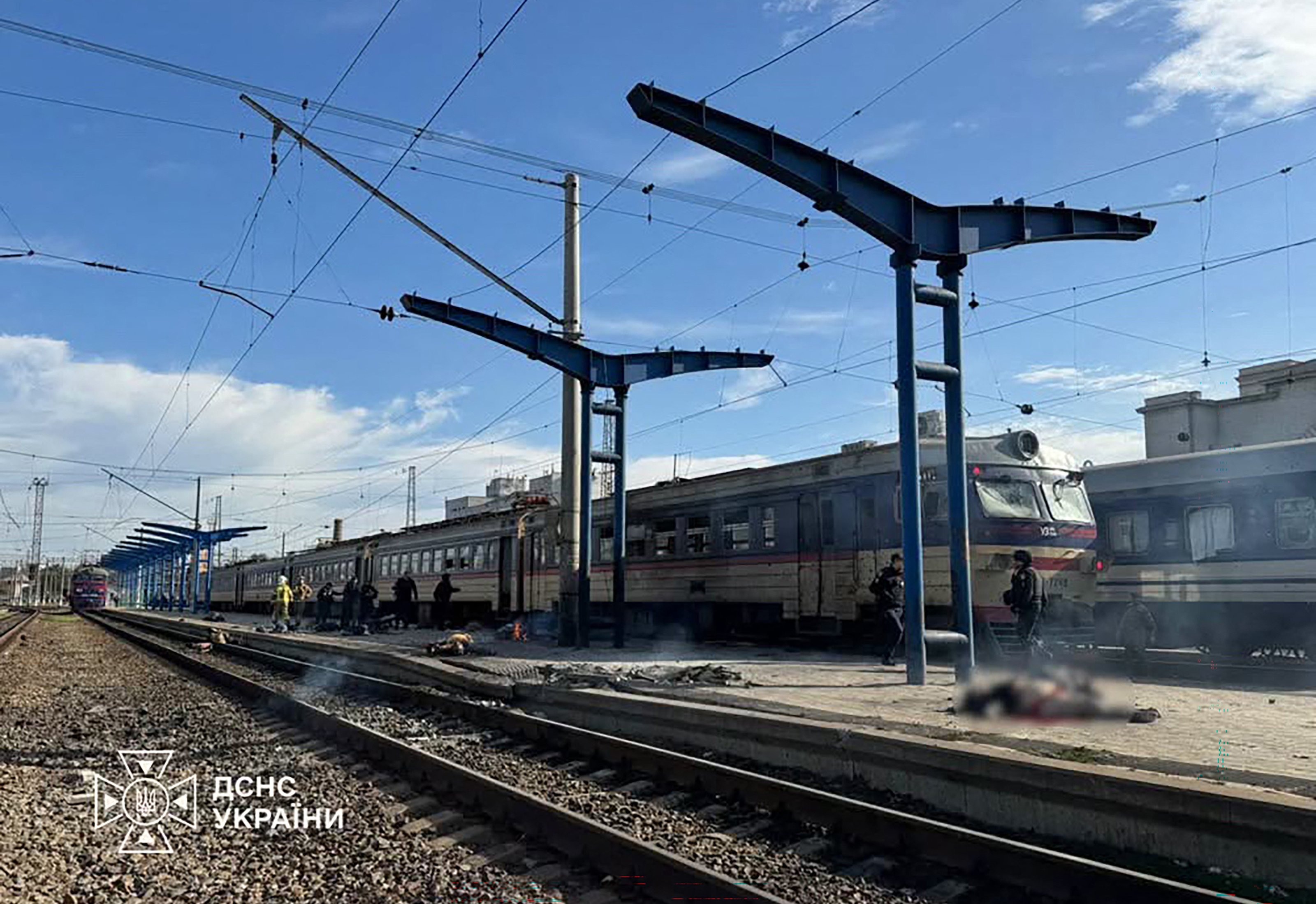 Atac rusesc devastator pe timpul zilei, în Ucraina. Cel puțin 13 morți după ce o dronă a lovit un peron din Gara Dnipro