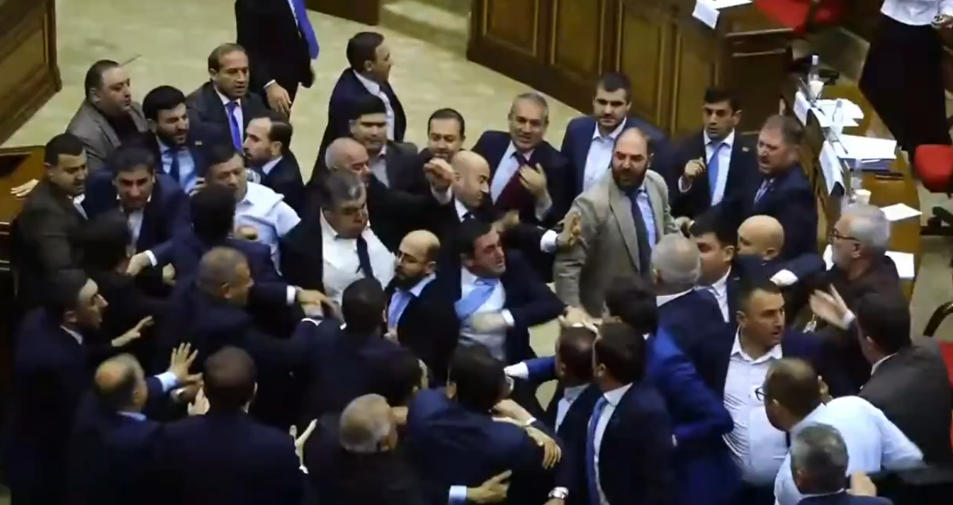 Bătaie în Parlamentul de la Erevan. Aleșii au transformat ședința într-un ring de lupte din cauza unor declarații jignitoare | VIDEO