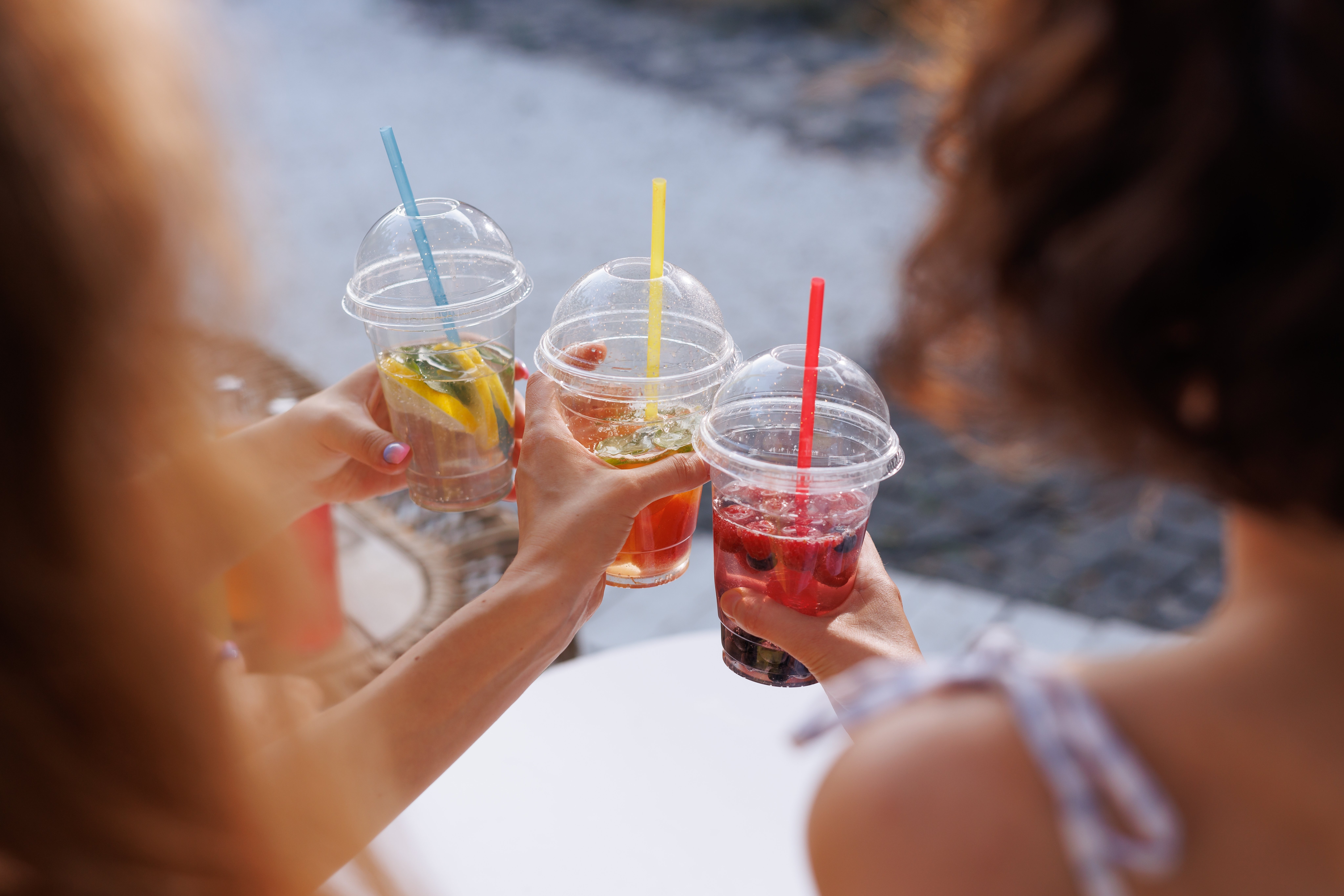 Paiele din hartie ar fi mai nocive pentru mediu decât cele din plastic. Ce s-a descoperit în cel mai recent studiu