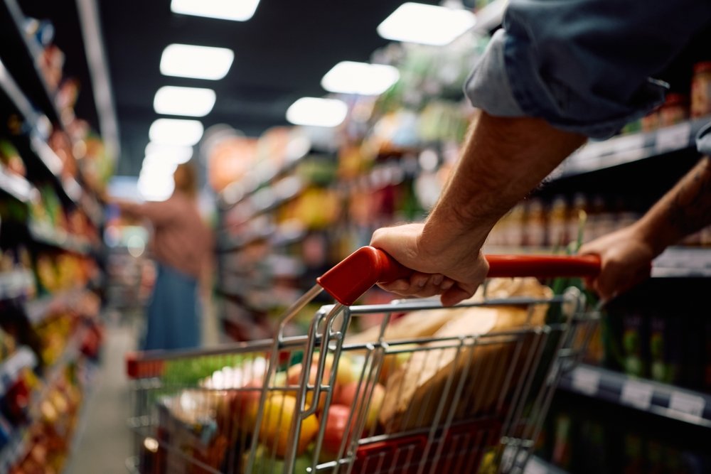 Un angajat umilit de un influencer într-un supermarket a primit donații de 250.000 de dolari. Videoclipul a ajuns viral