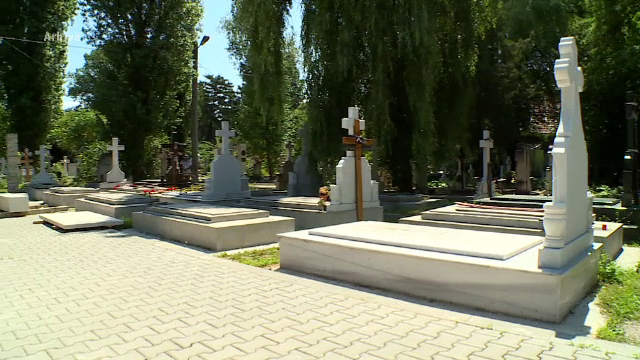 Morminte distruse intenționat în Cimitirul Bellu, pentru a cere bani de reparații. Patru persoane trimise în judecată