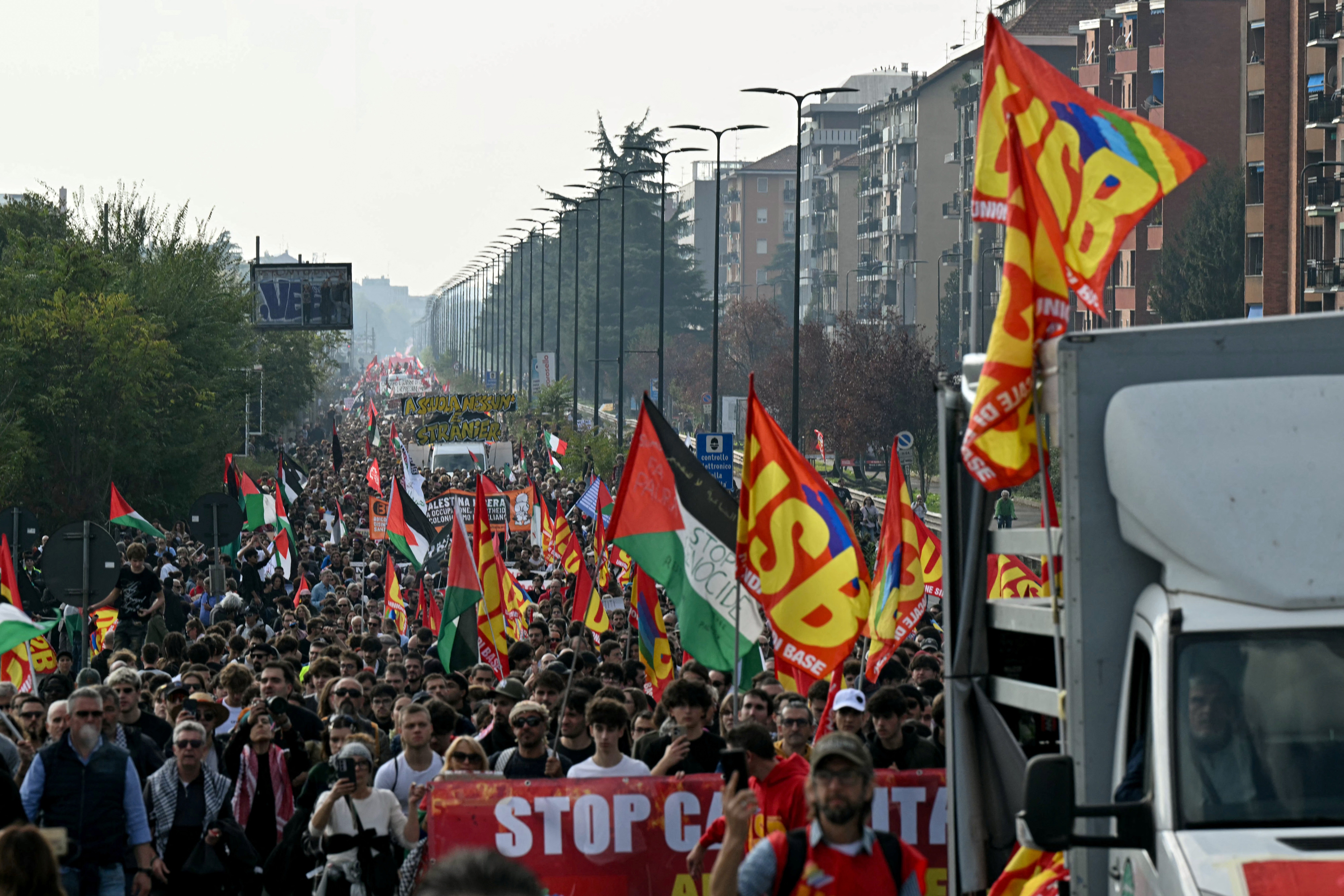 Mii de oameni protestează față de creșterea costului traiului, în Italia. Au pus bălegar în fața primăriei din Torino. FOTO