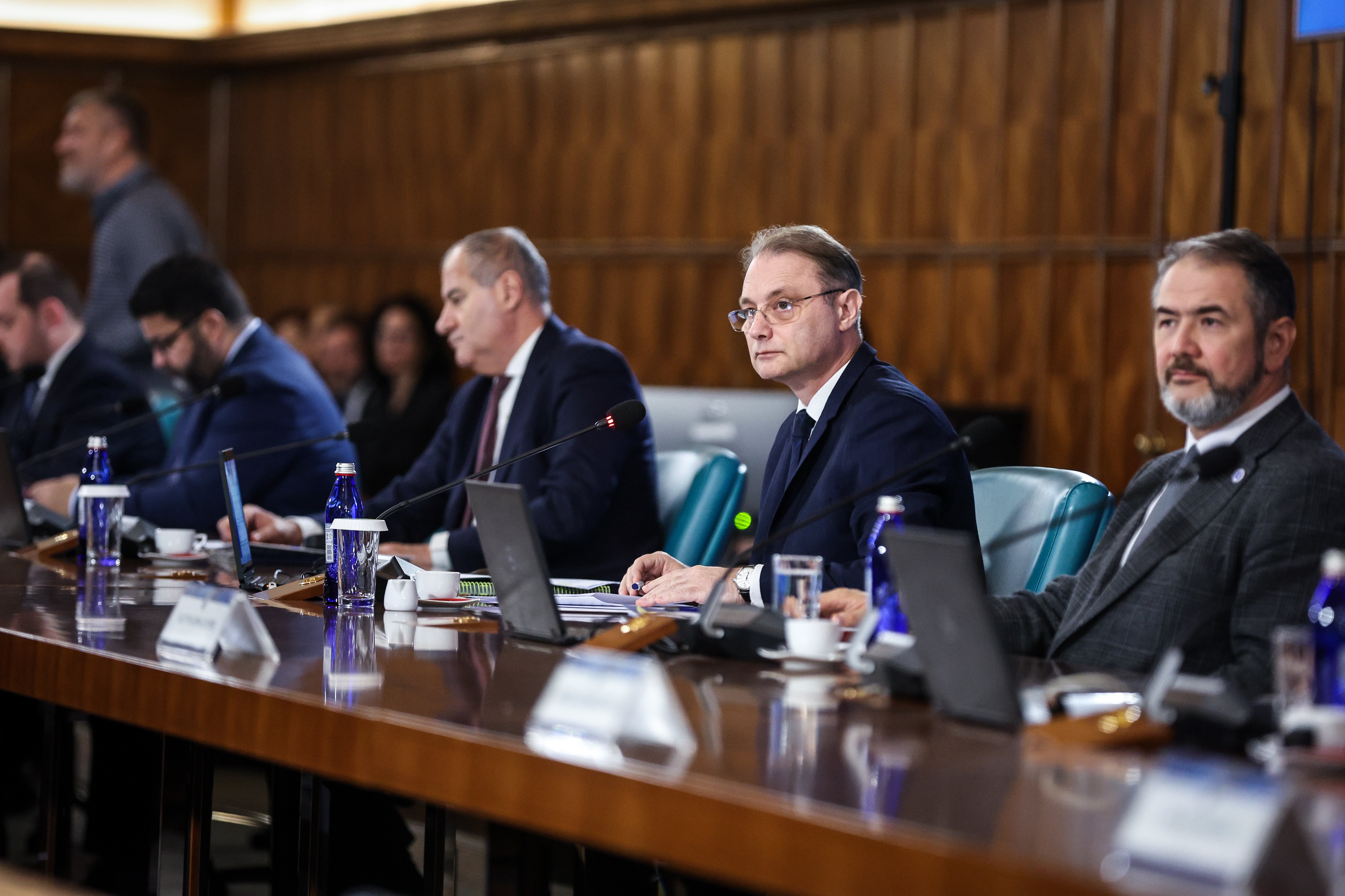 Guvernul Niculescu a adoptat „ordonanța-trenuleț” după rectificarea bugetară. Cine beneficiază de bani și ce se amână