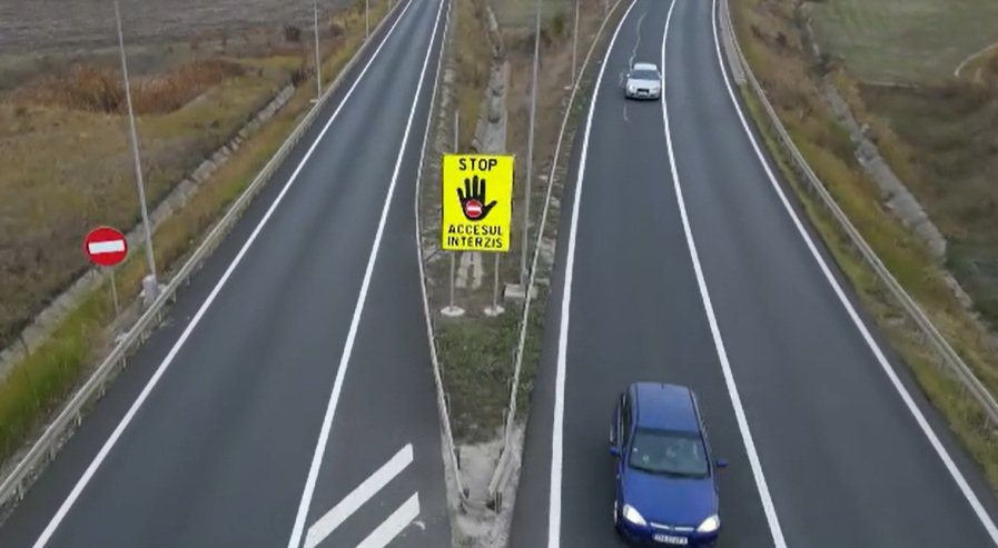 Panouri de avertizare pe autostrăzi, în România, pentru șoferii care intră pe contrasens. Ce pedeapsă riscă