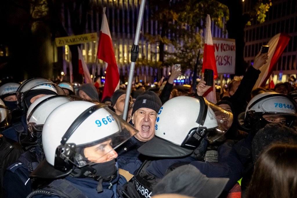 Criză politică în Polonia, după demiterea șefului Curții Constituționale. Poliția anti-revoltă, mobilizată de urgență