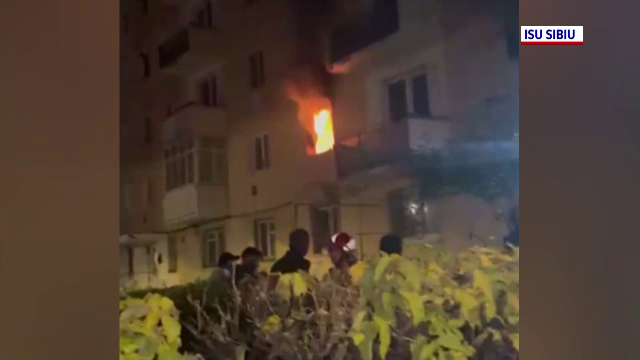 Incendiu puternic într-un bloc din Mediaș pornit de la o lumânare lăsată nesupravegheată. Trei persoane au ajuns la spital