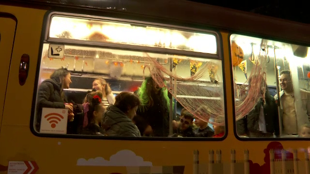 Halloween pe șine, în Iași. Un tramvai transformat într-o cafenea plină de mistere i-a purtat pe călători prin legendele orașului